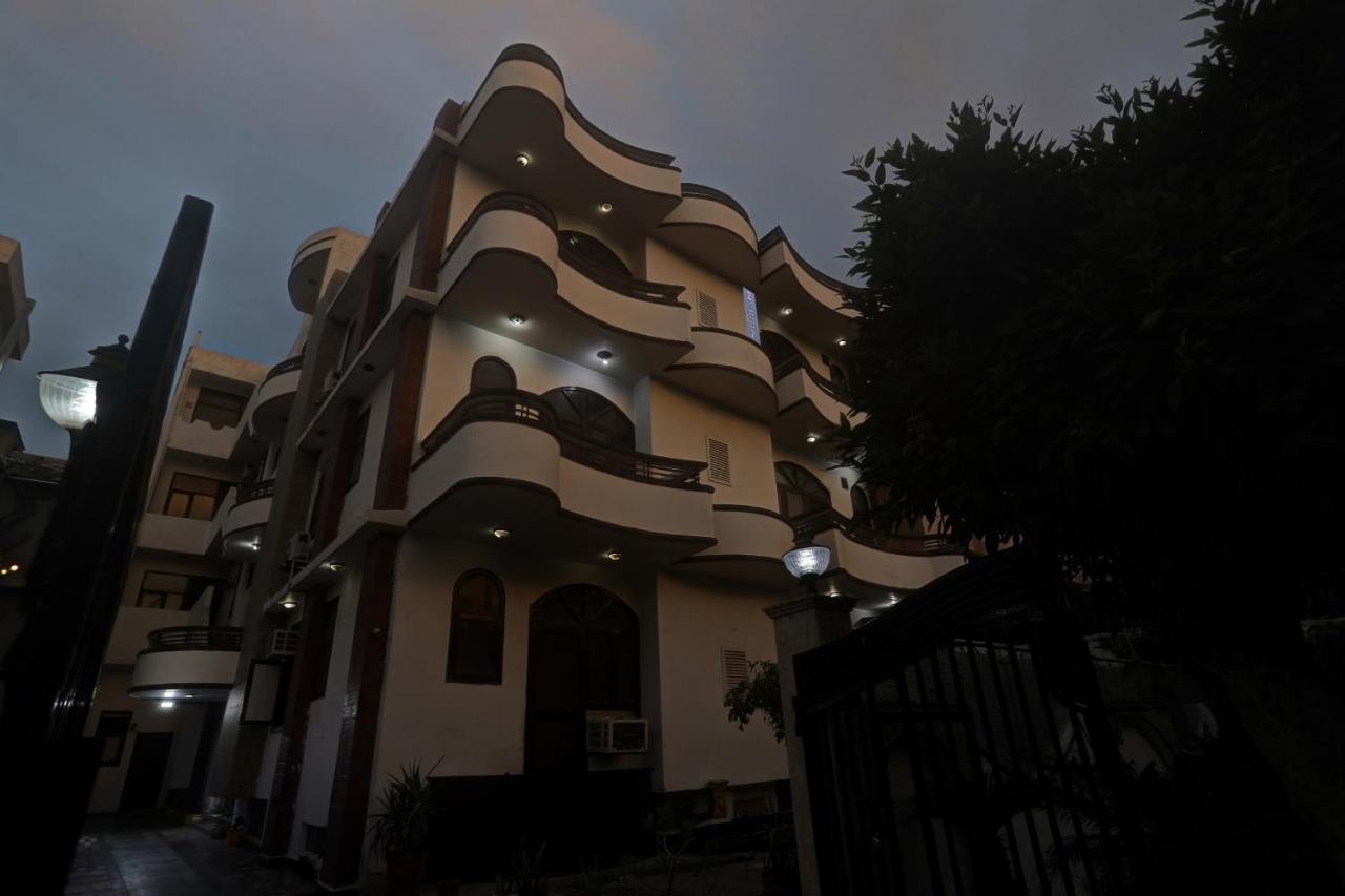 Отель Townhouse The Premier View Near Iskcon Temple Нойда Экстерьер фото