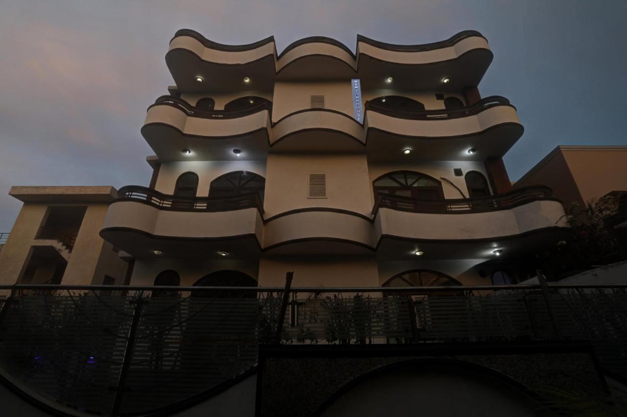 Отель Townhouse The Premier View Near Iskcon Temple Нойда Экстерьер фото