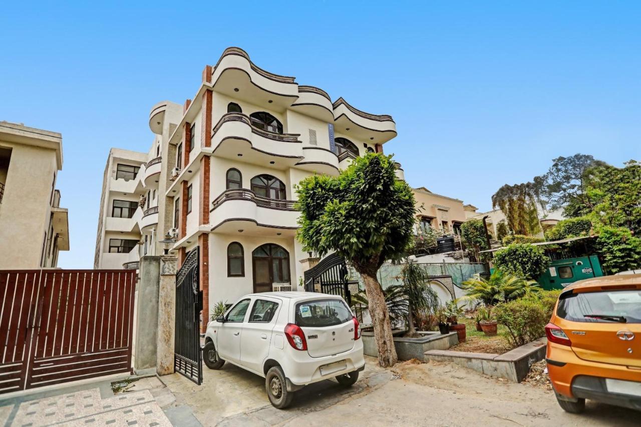 Отель Townhouse The Premier View Near Iskcon Temple Нойда Экстерьер фото