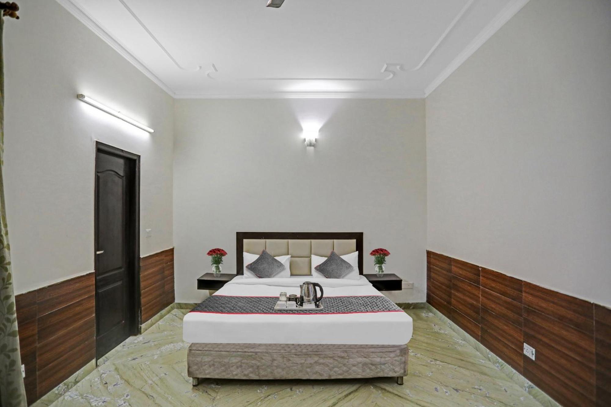 Отель Townhouse The Premier View Near Iskcon Temple Нойда Экстерьер фото