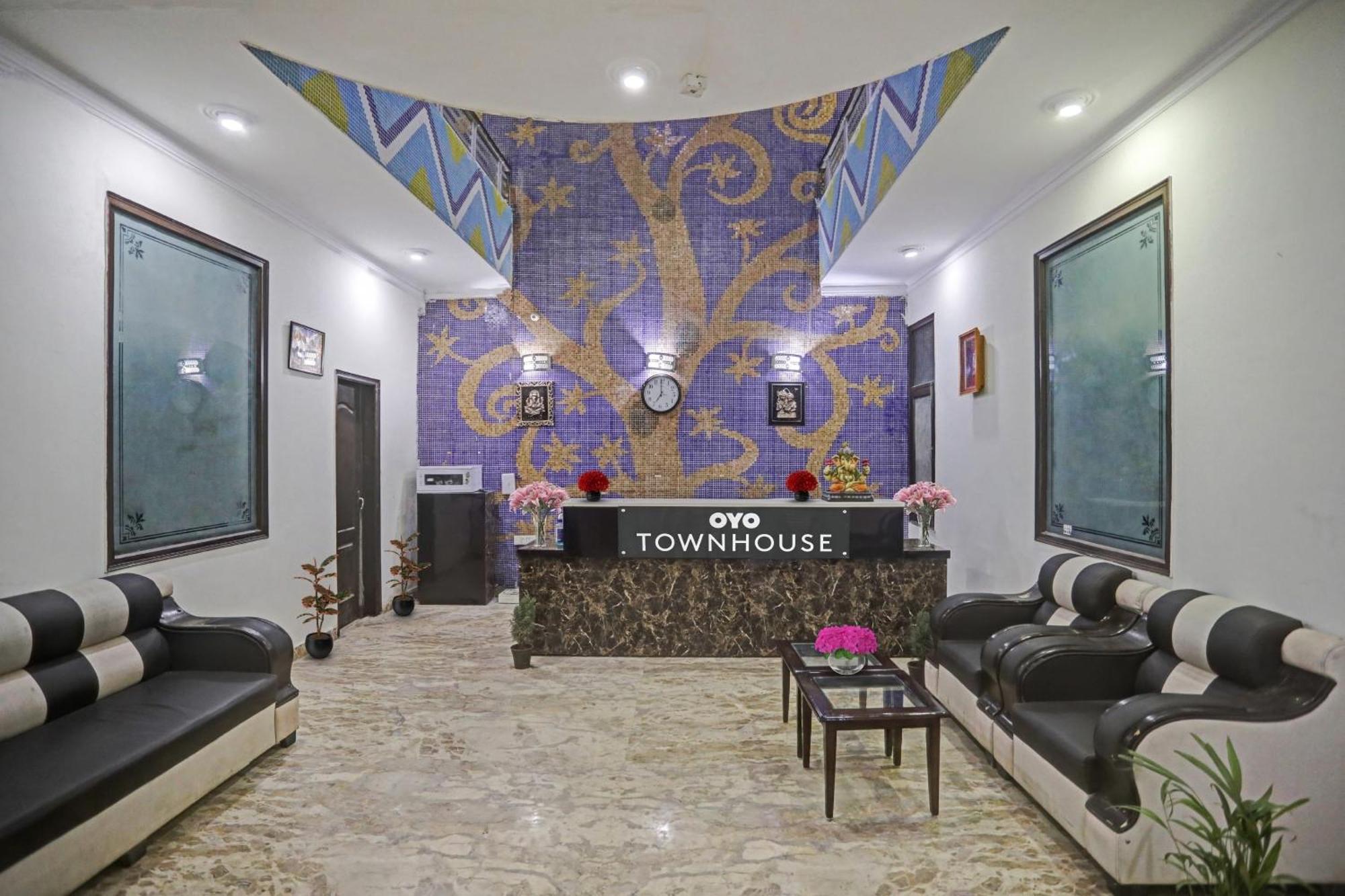 Отель Townhouse The Premier View Near Iskcon Temple Нойда Экстерьер фото