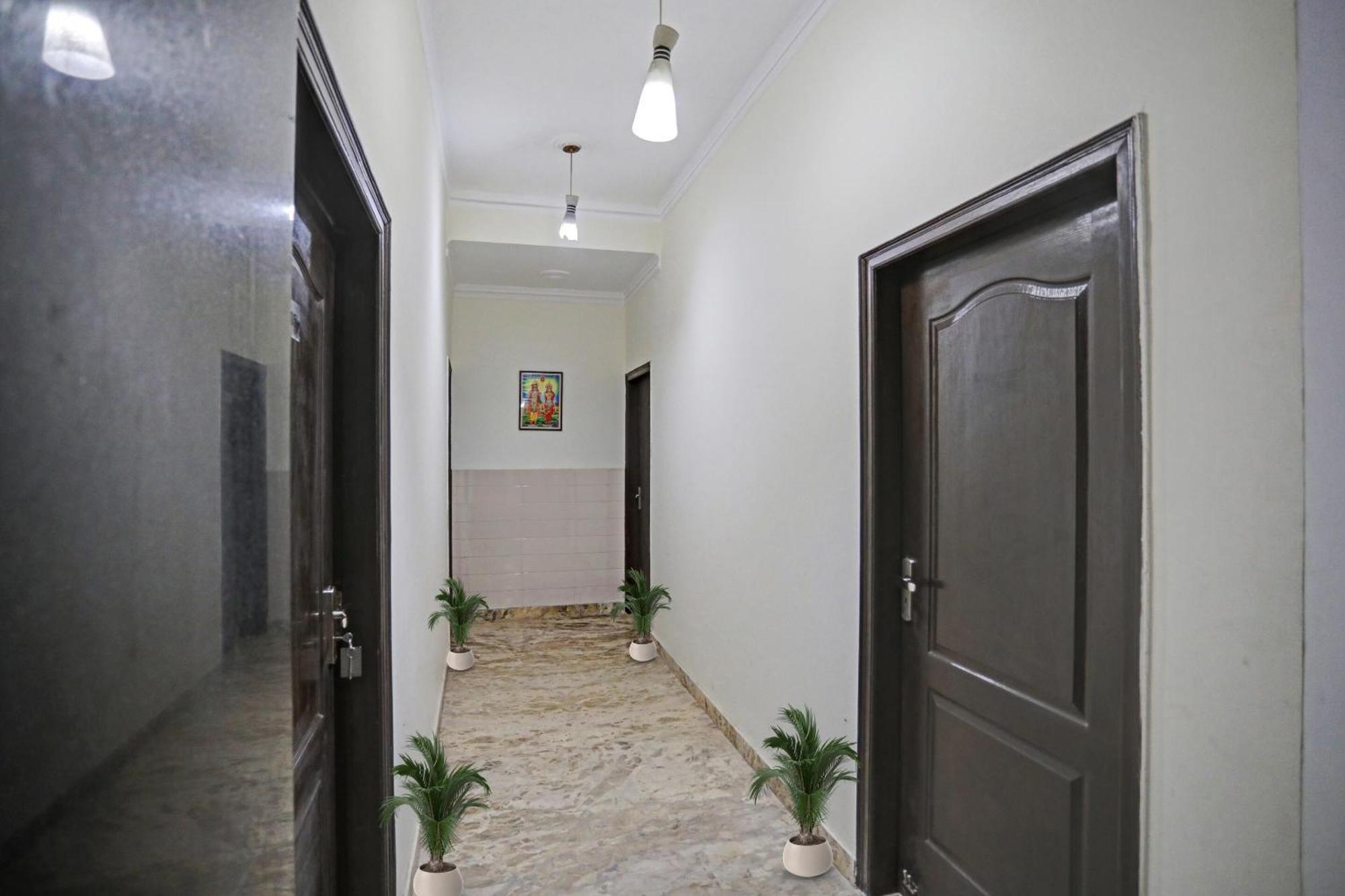 Отель Townhouse The Premier View Near Iskcon Temple Нойда Экстерьер фото